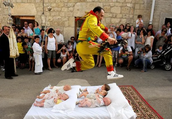 Baby Jumping Festival, Festival Melompati Bayi yang Cukup Ekstrem. Kok Ngeri Banget ya? 4