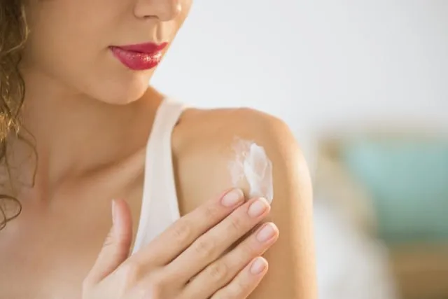 Biar Nggak Dijauhi Teman, 6 Kesalahan Saat Pakai Parfum Ini Baiknya Kamu Hindari Mulai Sekarang 10