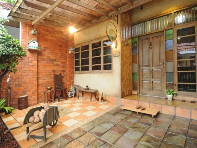 10 Inspirasi Lantai untuk Halaman Rumah. Bekal untuk Santai Sore di Teras Bersama Pasangan Sah 11