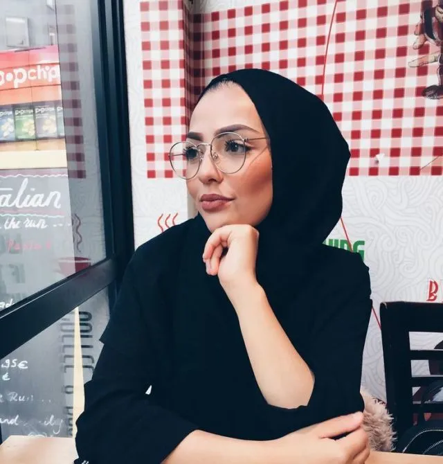 Begini Cara Make-up yang Benar untukmu Gadis Manis Berhijab dan Pakai Kacamata 16