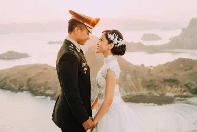Kumpulan Foto Prewedding dengan Pria Berseragam. Gagah di Barisan, Mesra Bareng Pasangan 23