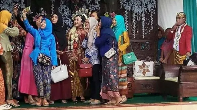Cobalah untuk Hindari 8 Momen Ini Kalau Mau Selfie Bareng. Semua Itu Ada Aturan Mainnya, Guys! 13