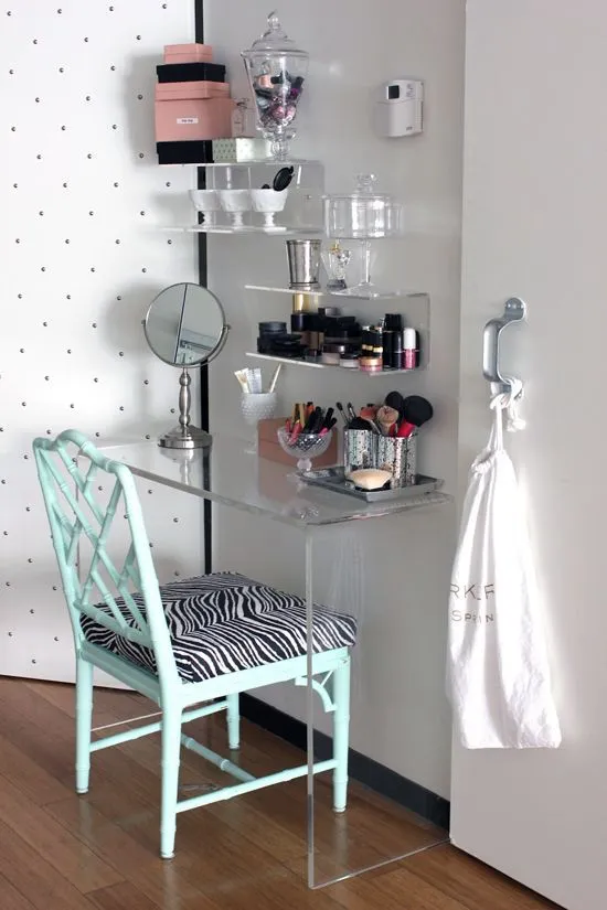 11 Meja Rias Minimalis Aesthetic untuk Kamar Sempit 21 meja rias minimalis