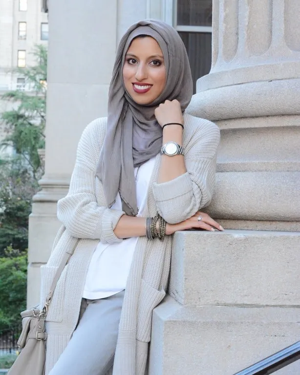 9 Padu Padan Hijab dengan Bold Make-up. Cocok Buat Kamu yang Ingin Tampil Berani 15
