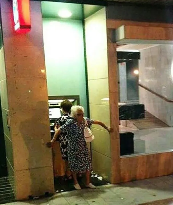 Serunya Menjalani Masa Senja, 12 Foto Ini Jadi Bukti Bahwa Umur Hanyalah Angka-Angka Biasa~ 13