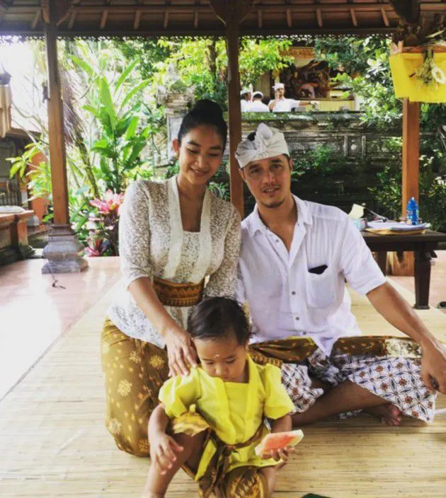 10+ Inspirasi Kebaya Bali yang Anggun Ala Happy Salma. Bisa Jadi Variasi Model Kebaya Wisudamu Nih 15