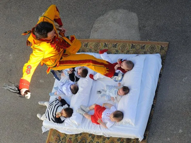 Baby Jumping Festival, Festival Melompati Bayi yang Cukup Ekstrem. Kok Ngeri Banget ya? 6