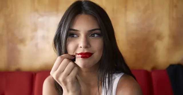 Cuma Terapkan 7+ Cara Pakai Red Lipstick Ini, Bikin Kamu Kayak Habis Didandanin MUA! 15