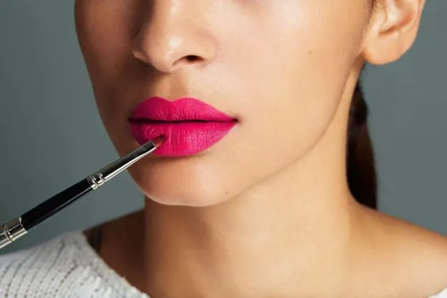 Biar Nggak Dikira Hobi Ngerokok, Ini Cara Pakai Lipstik untuk Pemilik Bibir Gelap. Praktikkan, Yuk! 8
