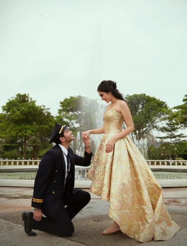 Kumpulan Foto Prewedding dengan Pria Berseragam. Gagah di Barisan, Mesra Bareng Pasangan 31