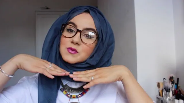 Begini Cara Make-up yang Benar untukmu Gadis Manis Berhijab dan Pakai Kacamata 15