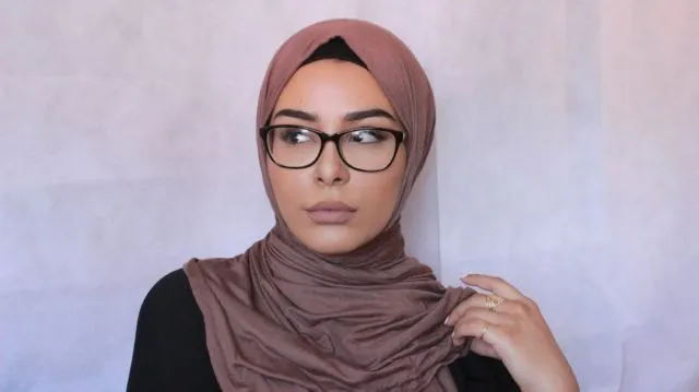 Begini Cara Make-up yang Benar untukmu Gadis Manis Berhijab dan Pakai Kacamata 13