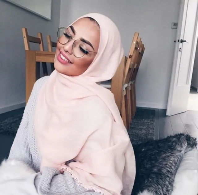 Begini Cara Make-up yang Benar untukmu Gadis Manis Berhijab dan Pakai Kacamata 12