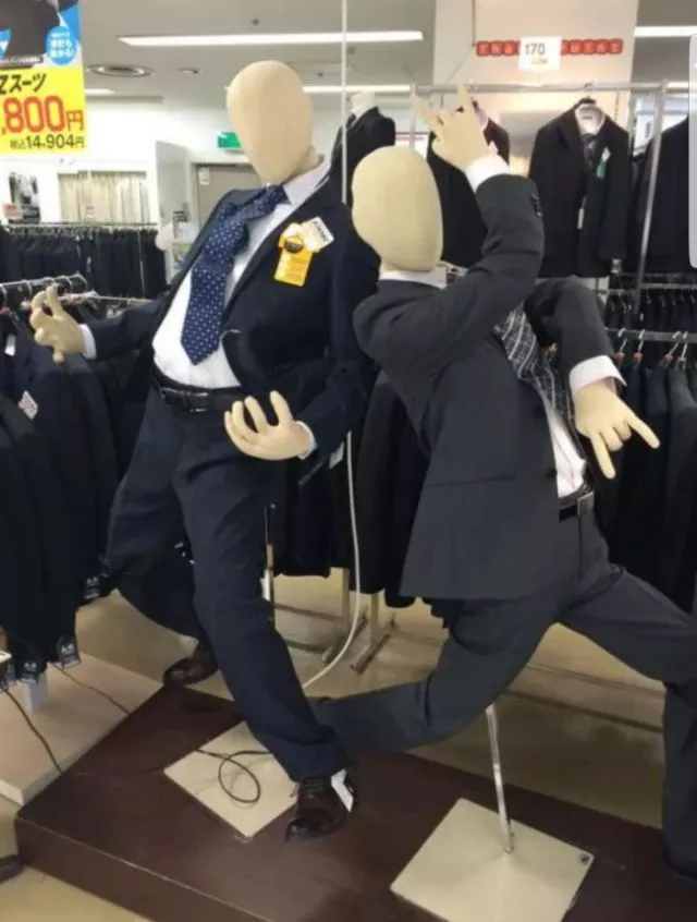 16+ Pose Manekin Jajakan Pakaian ini Kocak Banget. Tapi, Bikin Orang Jadi Pengen Beli Nggak Sih? 31