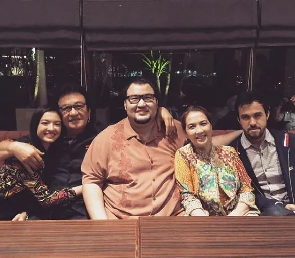 10 Foto Ini Merupakan Bukti Kedekatan Raline Shah dengan Orangtuanya