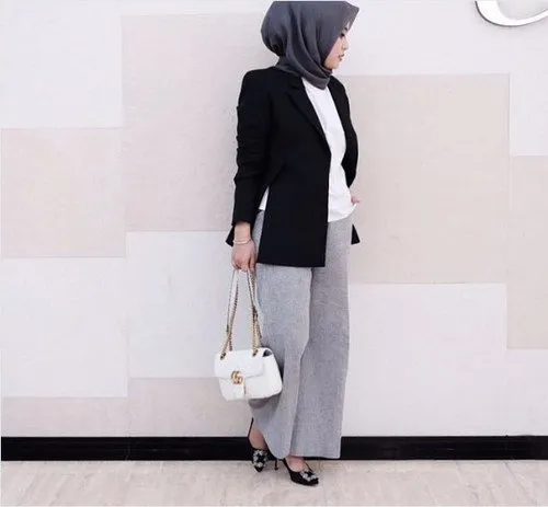 9 Inspirasi Busana dan Hijab Ini Akan Membuatmu Terlihat Lebih Profesional dan Elegan Saat Wawancara Kerja 11