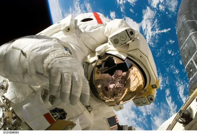 Jangan Nekat ke Luar Angkasa Tanpa Baju Astronot Kalau Nggak Mau Alami 6+ Hal Mengerikan Ini 8