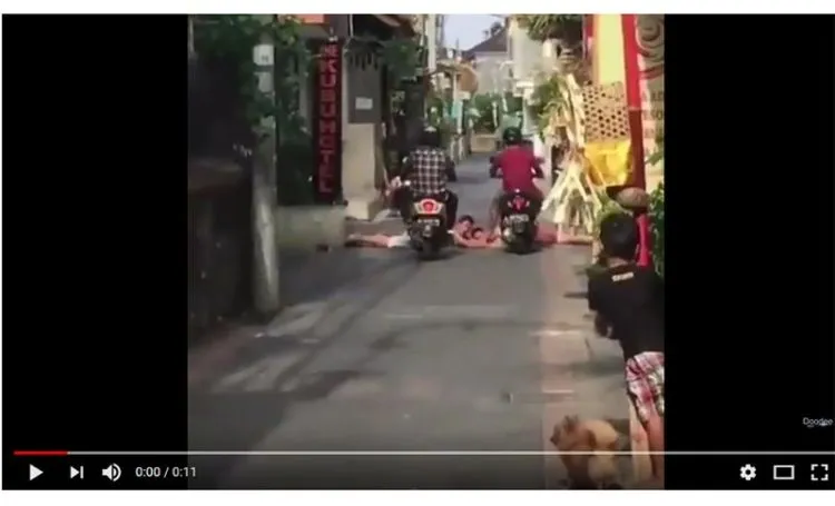 Viral, Turis Asing di Bali Berjemur di Jalan. Eh Dia Dilindas oleh Pengendara Motor Matik! 3