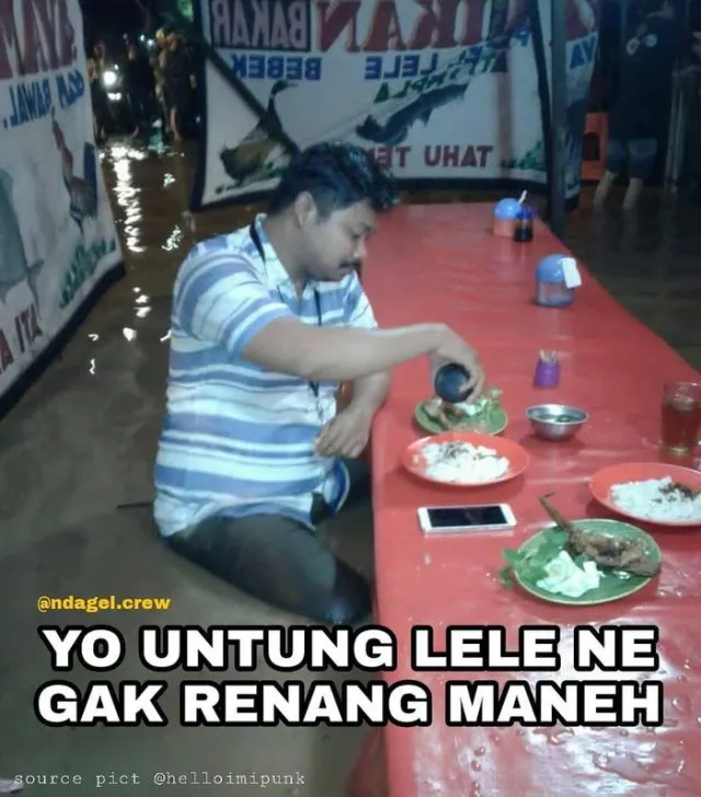 Masih Hangat, Foto Ipunk Makan Pecel Lele Saat Banjir Jakarta Dibikin Meme. Duh, Kreatif Abis! 15