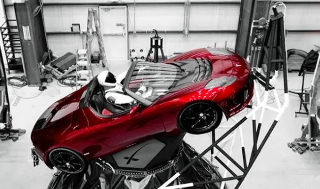 Dengan Roket Terkuat di Dunia, Elon Musk Kirim Mobil Sport Buat 'Jalan-jalan' ke Luar Angkasa 9