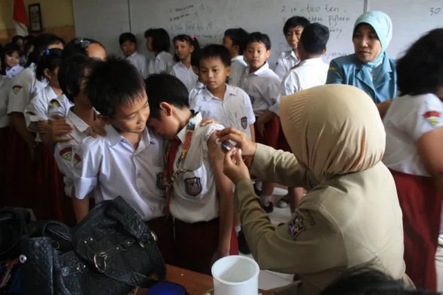 Reaksi Kocak Orang Saat Berhadapan dengan Jarum Suntik. Sembari Bernostalgia Zaman SD, yuk~ 20