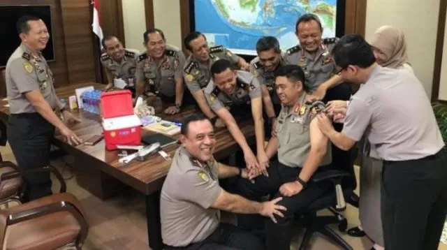 Reaksi Kocak Orang Saat Berhadapan dengan Jarum Suntik. Sembari Bernostalgia Zaman SD, yuk~ 23