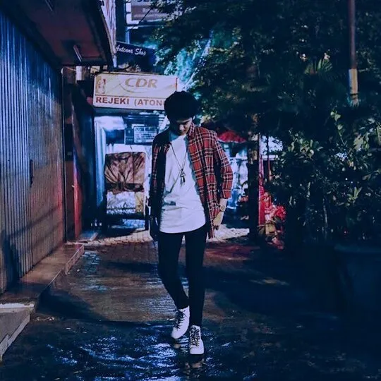 Manis, Romantis, dan Tangguh. Inilah 11 Gaya Fesyen Andalan Iqbal 'Dilan' yang Membuat Banyak Cewek Klepek-klepek 16