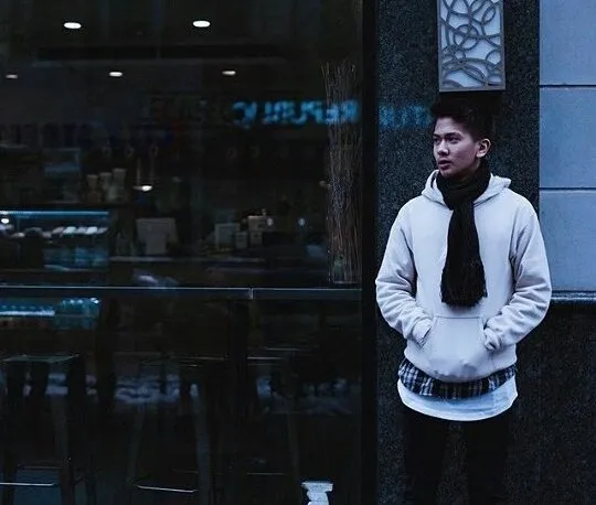 Manis, Romantis, dan Tangguh. Inilah 11 Gaya Fesyen Andalan Iqbal 'Dilan' yang Membuat Banyak Cewek Klepek-klepek 20