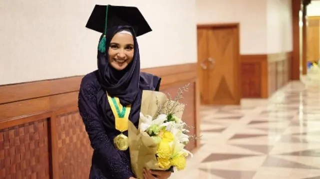 Meski Sibuk Urus Rumah Tangga, 8 Seleb Cantik Ini Berhasil Wisuda Juga. Semangatnya Bisa Kita Tiru nih 14