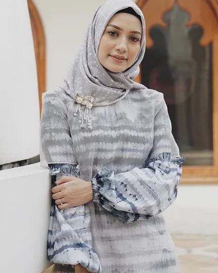 10 Inspirasi Hijab Elegan yang Diprediksi Bakal Hits Tahun 2018. Wajib Dilirik dan Super Ciamik! 15