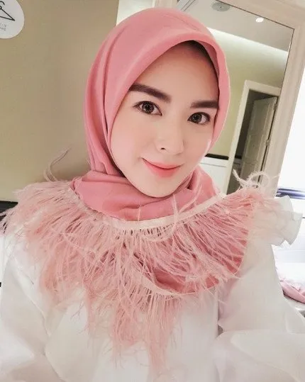 10 Inspirasi Hijab Elegan yang Diprediksi Bakal Hits Tahun 2018. Wajib Dilirik dan Super Ciamik! 17
