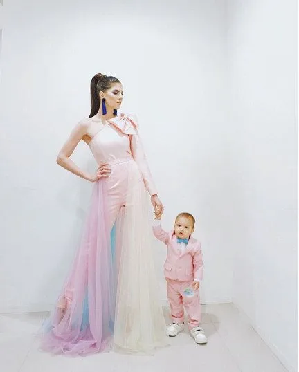 12+ Inspirasi Baju Kondangan Ala Selebritas yang Kompak Buat Mama dan Si Kecil. Lucu dan Bikin Gemas! 15