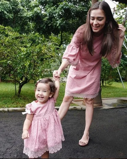 12+ Inspirasi Baju Kondangan Ala Selebritas yang Kompak Buat Mama dan Si Kecil. Lucu dan Bikin Gemas! 17