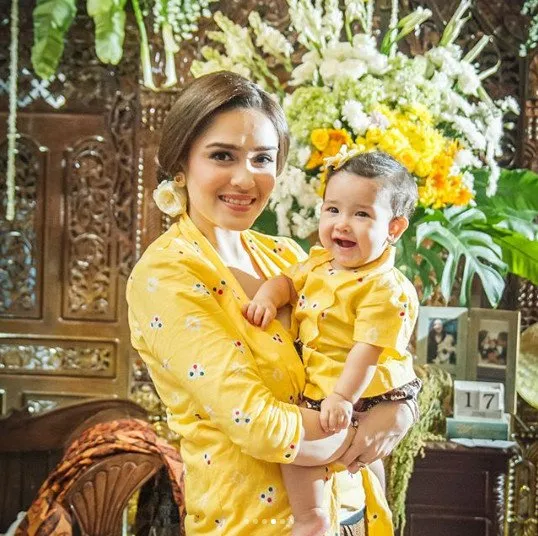 12+ Inspirasi Baju Kondangan Ala Selebritas yang Kompak Buat Mama dan Si Kecil. Lucu dan Bikin Gemas! 18