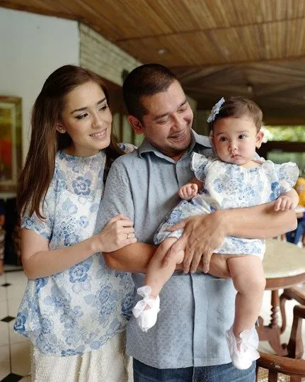 12+ Inspirasi Baju Kondangan Ala Selebritas yang Kompak Buat Mama dan Si Kecil. Lucu dan Bikin Gemas! 19