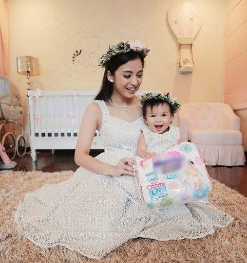 12+ Inspirasi Baju Kondangan Ala Selebritas yang Kompak Buat Mama dan Si Kecil. Lucu dan Bikin Gemas! 20