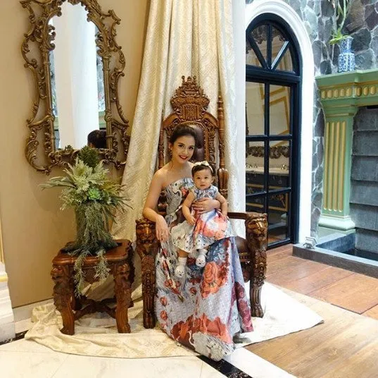 12+ Inspirasi Baju Kondangan Ala Selebritas yang Kompak Buat Mama dan Si Kecil. Lucu dan Bikin Gemas! 21