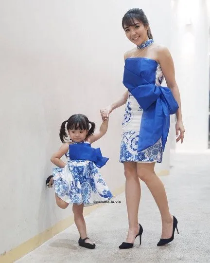 12+ Inspirasi Baju Kondangan Ala Selebritas yang Kompak Buat Mama dan Si Kecil. Lucu dan Bikin Gemas! 22