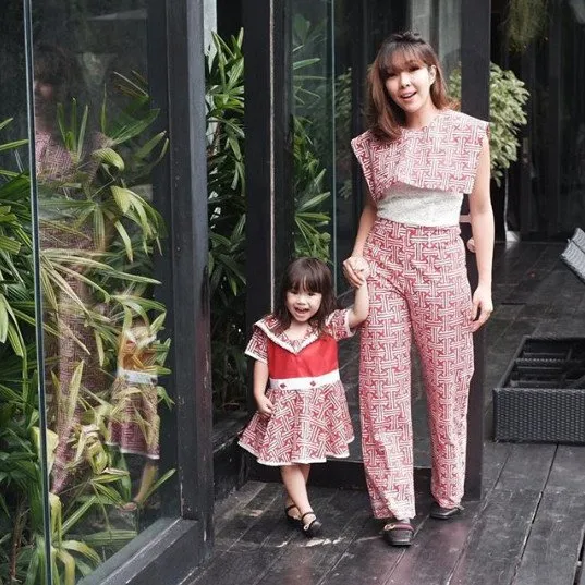 12+ Inspirasi Baju Kondangan Ala Selebritas yang Kompak Buat Mama dan Si Kecil. Lucu dan Bikin Gemas! 23