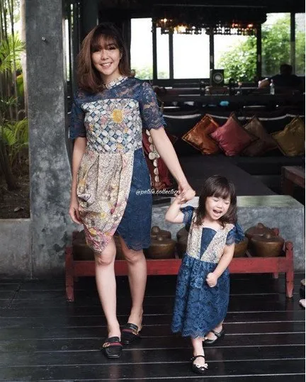 12+ Inspirasi Baju Kondangan Ala Selebritas yang Kompak Buat Mama dan Si Kecil. Lucu dan Bikin Gemas! 24