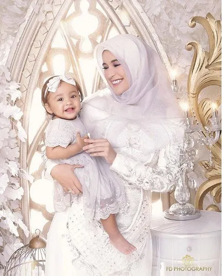 12+ Inspirasi Baju Kondangan Ala Selebritas yang Kompak Buat Mama dan Si Kecil. Lucu dan Bikin Gemas! 25