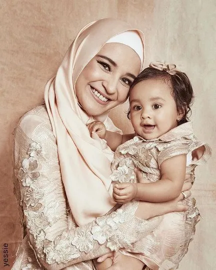 12+ Inspirasi Baju Kondangan Ala Selebritas yang Kompak Buat Mama dan Si Kecil. Lucu dan Bikin Gemas! 26