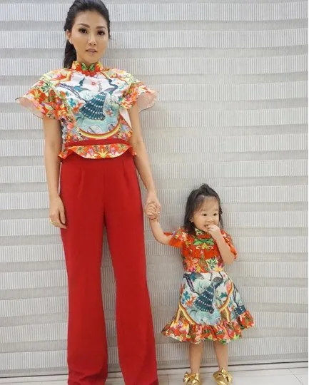 12+ Inspirasi Baju Kondangan Ala Selebritas yang Kompak Buat Mama dan Si Kecil. Lucu dan Bikin Gemas! 27