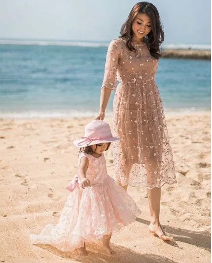 12+ Inspirasi Baju Kondangan Ala Selebritas yang Kompak Buat Mama dan Si Kecil. Lucu dan Bikin Gemas! 28