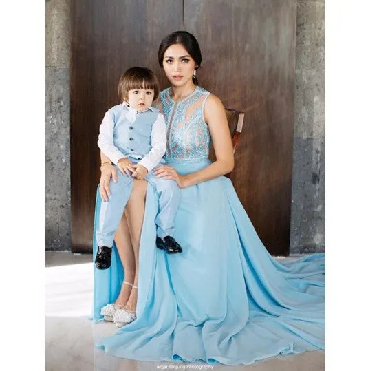 12+ Inspirasi Baju Kondangan Ala Selebritas yang Kompak Buat Mama dan Si Kecil. Lucu dan Bikin Gemas! 16