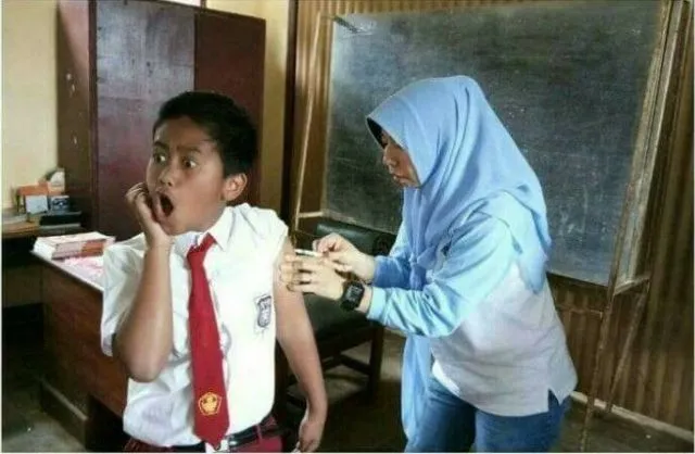 Reaksi Kocak Orang Saat Berhadapan dengan Jarum Suntik. Sembari Bernostalgia Zaman SD, yuk~ 16