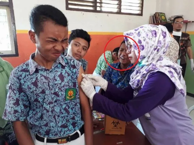 Reaksi Kocak Orang Saat Berhadapan dengan Jarum Suntik. Sembari Bernostalgia Zaman SD, yuk~ 21
