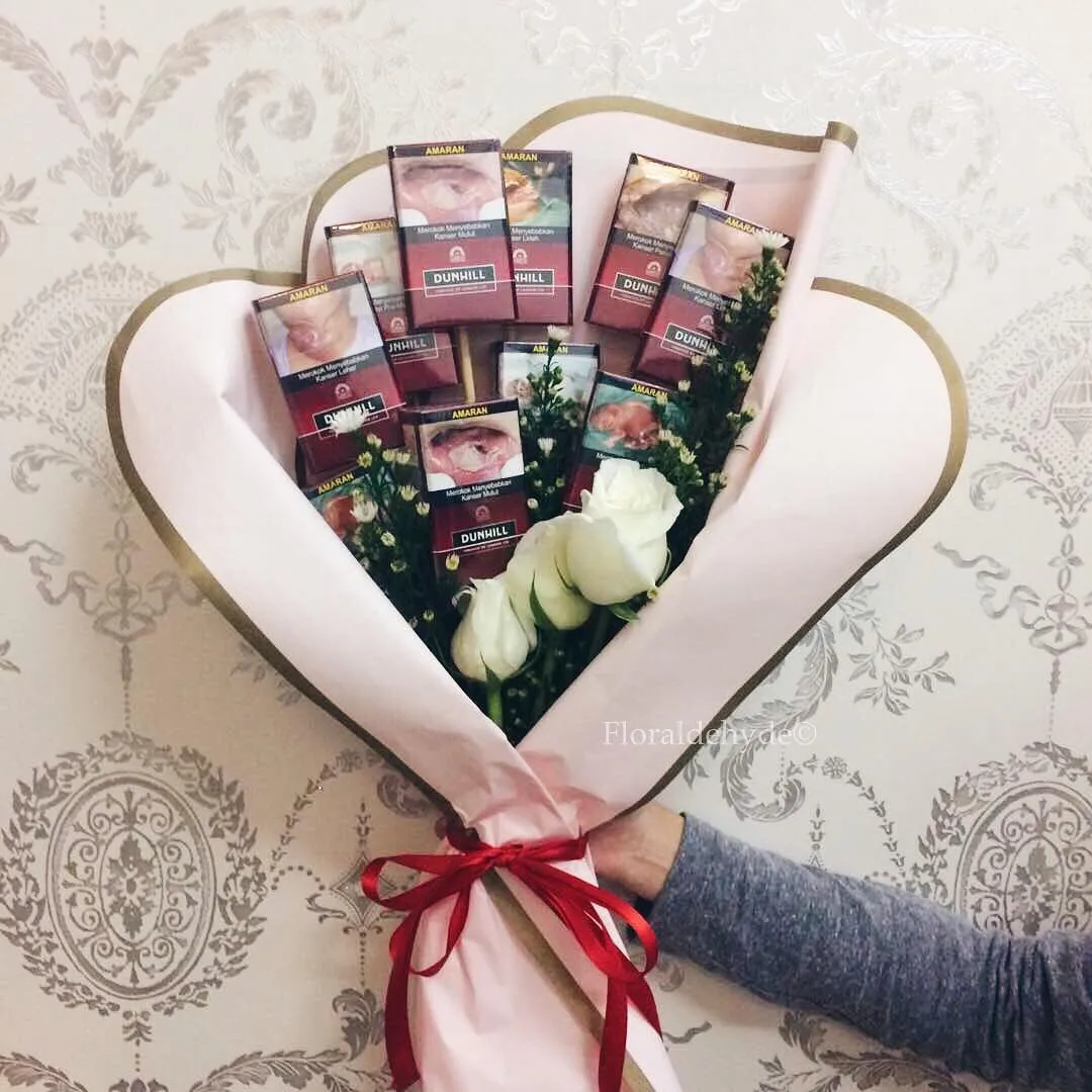 Dukung Calon Suami Berhenti Merokok, Cewek Ini Kasih Buket Rokok Saat Kelulusan. Caranya Alus Banget 5