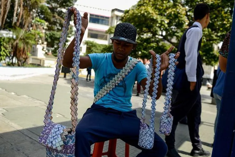 Saking Nggak Berharganya, Uang Lima Ribuan di Negara Ini Dijadikan Kerajinan. Daripada Jadi Sampah?! 17