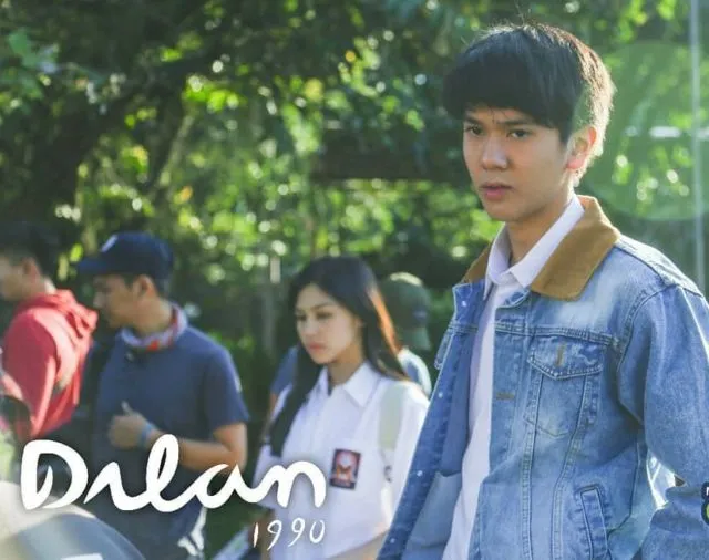 Manis, Romantis, dan Tangguh. Inilah 11 Gaya Fesyen Andalan Iqbal 'Dilan' yang Membuat Banyak Cewek Klepek-klepek 12